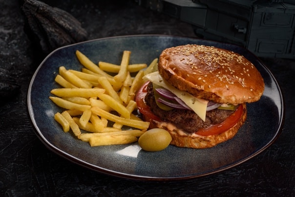 Чизбургер с оливкой “Сокол”🍔. Кунжутная булочка, котлета из мраморной говядины…