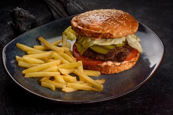 Гамбургер “Удар Шепарда”🍔. Кунжутная булочка, котлета из мраморной говядины…