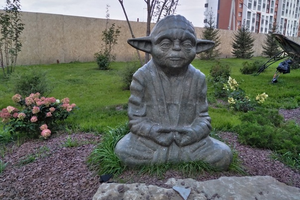 Во дворе жилого комплекса «Галактика» в Новосибирске установили памятник в…